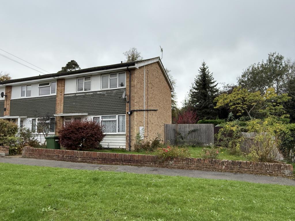 Lot: 89 - HOUSE IN NEED OF IMPROVEMENT - Front View of House in Need of Improvement
